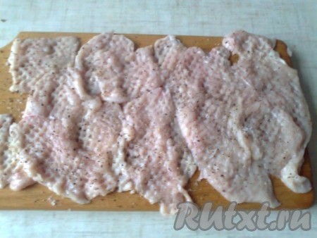 и отбиваем, как отбивные. Посыпаем солью и чёрным молотым перцем.