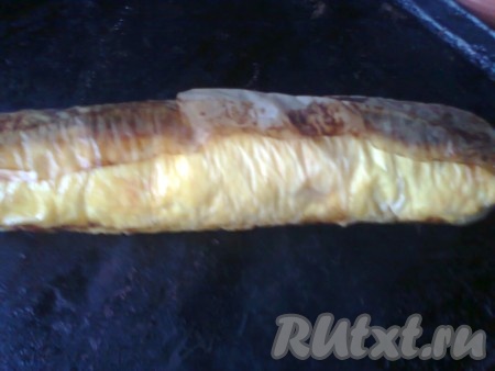 Выкладываем завёрнутый в пергамент рулет на противень и запекаем в духовке при температуре 180 градусов 40-50 минут. Я переворачивала пару раз во время запекания.