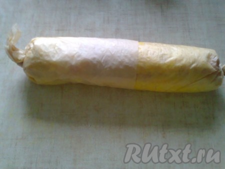 Затем заворачиваем рулет в пергамент, концы закручиваем, как конфету, чтобы мясной сок не вытекал.