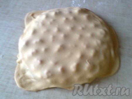 Раскатываем второй лист теста, накрываем им форму с заготовками из мяса.
