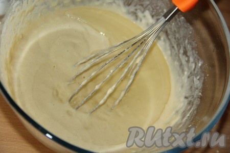 Блинное тесто перемешать с помощью венчика до получения однородной смеси.
