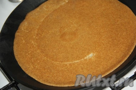 Выпекать блин на среднем огне с двух сторон до румяности, затем переложить его на тарелку. А из оставшегося теста постепенно пожарить все блинчики, складывая готовые блины стопочкой на тарелку.
