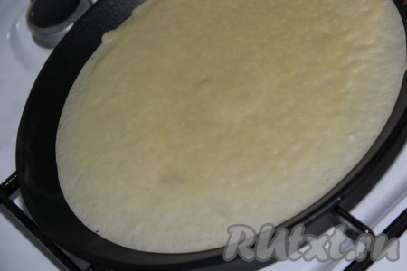 Сковороду поставить на огонь, разогреть, смазать салом (или небольшим количеством масла) перед первым блином. Затем влить немного теста, распределяя его по всей поверхности разогретой сковороды.
