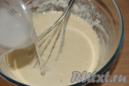 Тонкой струйкой влить в тесто 300 мл кипящей воды, непрерывно перемешивая венчиком.
