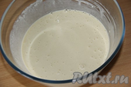 Тесто для приготовления заварных блинов получится не густым, оставить его на 15 минут отдохнуть. Затем влить растительное масло и ещё раз очень хорошо перемешать.
