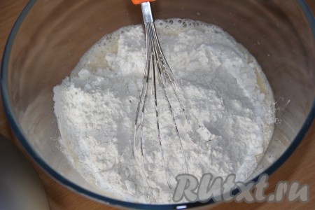 Влить в яичную смесь молоко, перемешать венчиком и добавить муку.
