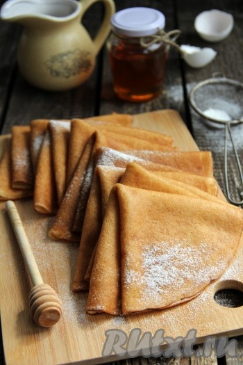 Блины, замешанные на молоке и кипятке без добавления соды и разрыхлителя, получаются нежными, аппетитными и вкусными, к столу подаём их, дополнив, например, вареньем или сметаной. А ещё в такие блинчики можно завернуть различные начинки. Уверена, такие заварные блины понравятся всей семье!