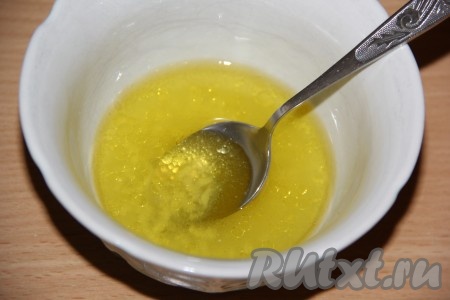 В миске соединить очищенные и пропущенные через пресс зубчики чеснока, растительное масло, соль, уксус и сок, выдавленный из половинки лимона, хорошо перемешать.
