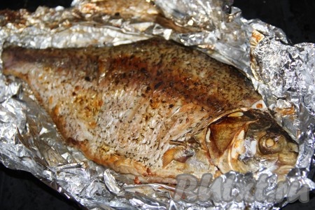 Запекать леща в фольге в разогретой духовке минут 20 при температуре 200 градусов, затем развернуть фольгу и запекать рыбу ещё 10 минут.
