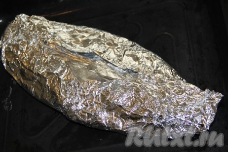 Завернуть целого леща в фольгу и переложить на противень.
