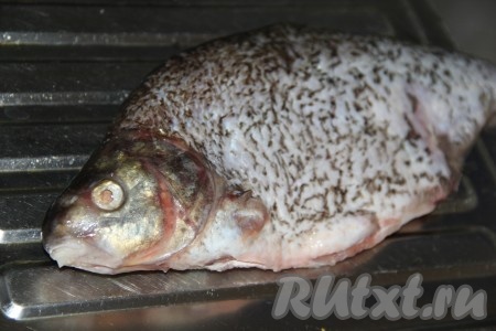 Леща очистить от чешуи, удалить внутренности, промыть под проточной водой. Обсушить бумажным полотенцем.
