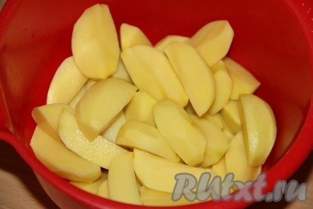 Картофель почистить и нарезать на дольки (можно нарезать кружочками).
