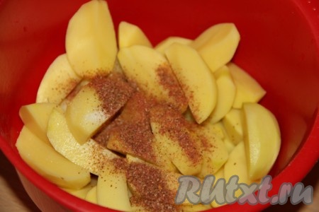 Посолить картофель, можно добавить специи для картофеля.
