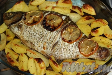 Запекать леща с картошкой в разогретой духовке минут 45-50 при температуре 180 градусов. Ориентируйтесь по готовности картофеля.