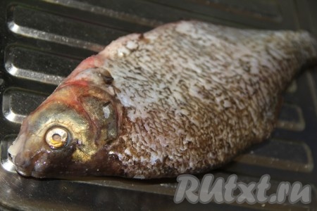 Целого леща очистить от чешуи, удалить из брюшка все внутренности и тщательно промыть рыбку под проточной водой.