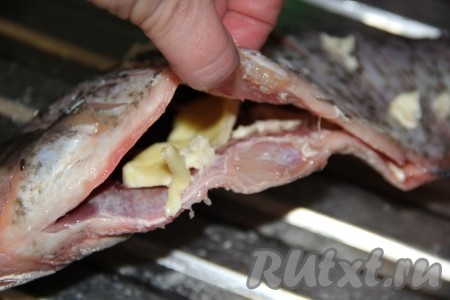 В брюшко вложить кусочек сливочного масла.
