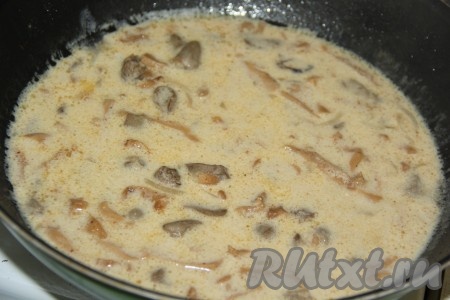 Томить куриные сердечки с шампиньонами под крышкой в сливочном соусе на медленном огне с момента закипания, примерно, 5 минут. Затем снять сковороду с огня и оставить на 15 минут настояться.