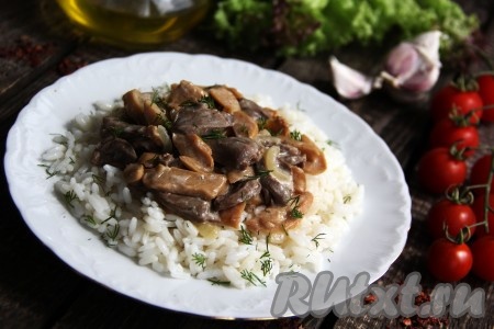 Подать вкусные, аппетитные куриные сердечки с шампиньонами с любым гарниром, полив сливочным соусом, в котором они тушились.

