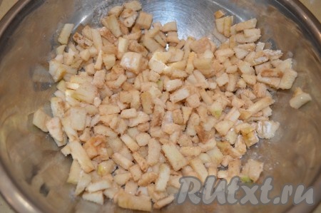 Яблоки вымойте, очистите от кожуры и сердцевины, а затем нарежьте на кубики размером, примерно, 0,5 см. Сложите нарезанные яблоки в миску, туда же добавьте сахар, крахмал и корицу, перемешайте. Количество сахара регулируйте в зависимости от сорта яблок, у меня были сладкие яблочки, поэтому я добавила 3 столовые ложки сахара.
