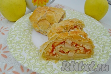 Дать рулету немного остыть и можно его резать на кусочки и подавать к столу.