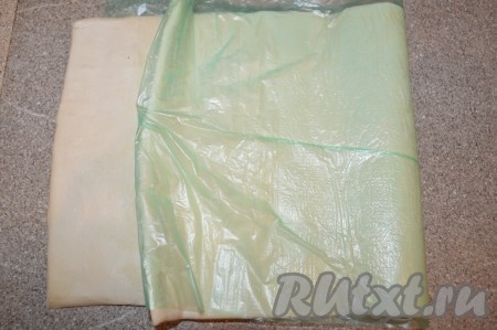 Покупное слоёное тесто предварительно достаньте из морозилки и оставьте его размораживаться при комнатной температуре.
