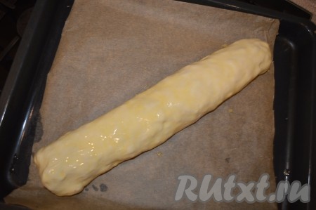 Сырое яйцо взбейте вилкой и смажьте тесто взбитым яйцом.