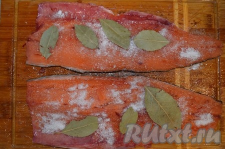 Удалить центральную хребтовую кость и все рёберные косточки. В пиале смешать сахар и соль (для засолки гольца весом 600-700 грамм будет достаточно 1 чайной ложки сахара и 2 чайных ложек соли), можно добавить дополнительно специи по вкусу (я не добавляла). Присыпать филе гольца смесью сахара и соли, сверху можно для запаха положить лавровые листики.