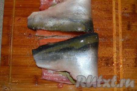 Каждое филе сложить пополам кожей наружу.
