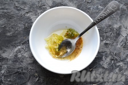 Оставшееся растительное масло налить в небольшую миску (или пиалу), добавить пропущенный через пресс чеснок, специи и приправу для супа, перемешать.
