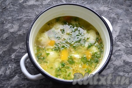 Заправку добавить в суп, перемешать, если нужно, досолить его, дать закипеть, проварить на небольшом огне ещё буквально 5 минут и снять с огня.