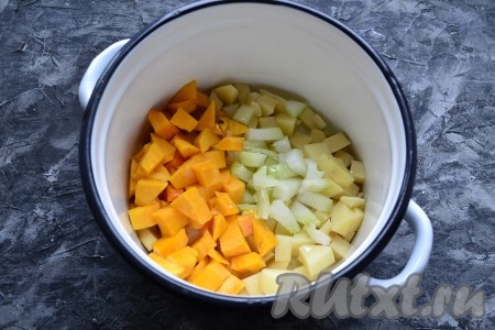 Картофель, тыкву и репчатый лук очистить от кожуры. Из тыквы удалить семена. Картошку, луковицу и 120 грамм мякоти тыквы нарезать кубиками, разместить в кастрюле.
