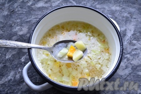 Овощи в кастрюле залить 2 литрами холодной воды, поставить на сильный огонь, дать воде закипеть, посолить, влить 1 столовую ложку растительного масла, а затем варить картошку с тыквой и луком на слабом огне минут 20.
