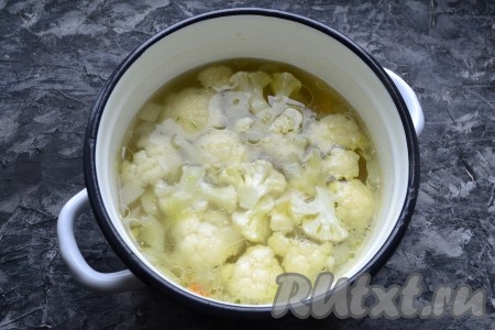 Затем добавить в кастрюлю соцветия цветной капусты, варить далее ещё 5 минут.
