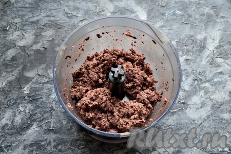 Перекрутить сердце через мясорубку (или измельчить в блендере).
