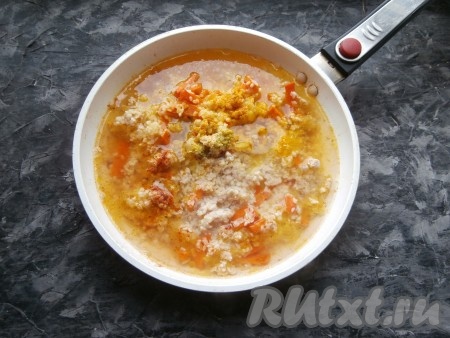 Влить горячую воду и немного перемешать содержимое сковороды. Накрыть крышкой и поставить на минимальный огонь.
