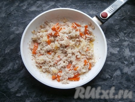 Перемешать фарш с овощами, обжарить несколько минут (до изменения цвета), помешивая. Рис промыть несколько раз в чистой воде. Добавить рис в сковороду с куриным фаршем и овощами, перемешать.
