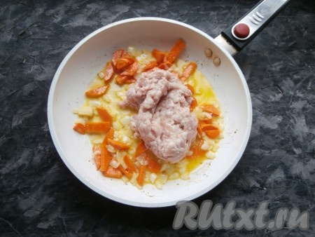 Обжарить овощи до мягкости (в течение минут 5-7) на среднем огне, периодически помешивая, затем добавить куриный фарш.
