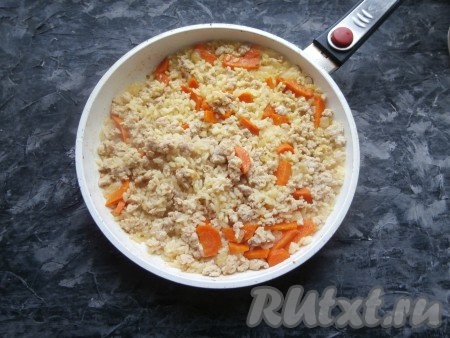 Готовить рис с куриным фаршем 20-25 минут (рисинки должны стать мягкими, но при этом не перевариться). В рецепте я использовала круглый рис, для длиннозёрного время томления следует увеличить на 10 минут.
