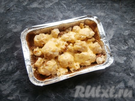 Снова отправить блюдо в духовку, снизить температуру до 170 градусов и готовить его ещё около 15 минут.
