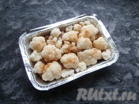 Сверху разместить в один слой соцветия цветной капусты, посыпать немного солью и приправой для овощей.
