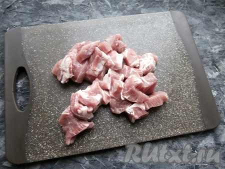 Морковку и лук почистить. Свинину нарезать средними кусочками.
