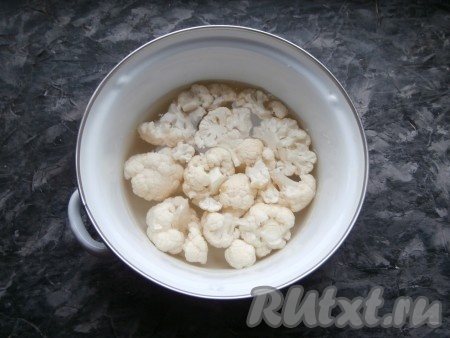 Капусту цветную разобрать на соцветия, выложить в кастрюлю, залить холодной водой, поставить на огонь и дать закипеть. Газ выключить, капусту достать и облить холодной водой.