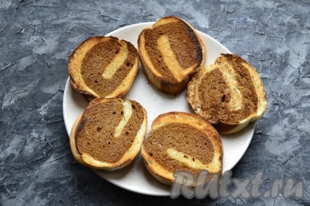 Подсушить ломтики в тостере (или обжарить на сухой сковороде с двух сторон) до лёгкой румяности, остудить.
