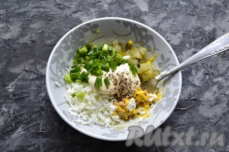 Также сюда добавить измельчённый зелёный лук, майонез, чёрный молотый перец и соль по вкусу (если понадобится). Солить нужно осторожно, так как печень трески, майонез и огурец достаточно солёные.