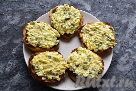 Получившейся массой щедро смазать кусочки подсушенного батона.
