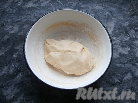 Замесить тесто, которое будет достаточно мягким и немного липким, но муку больше добавлять не следует, чтобы не "забить" тесто. Его нужно поместить в пакет и отправить в холодильник часа на 2. Тесто после охлаждения станет достаточно плотным и тугим.