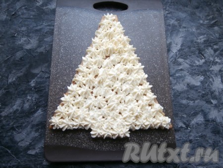 Отсадить крем в виде звёздочек на один медовый корж.
