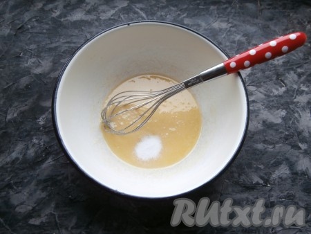 Не снимая миску с водяной бани, добавить в смесь яйцо, интенсивно перемешивая. Нагревать смесь далее на водяной бане до очень горячего состояния, но не до кипения. Затем всыпать соду.
