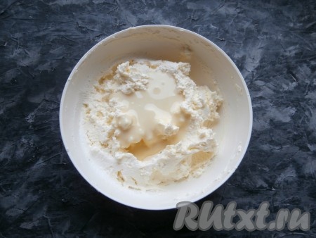 Далее добавить сгущённое молоко и снова взбить.
