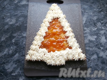 Накрыть вторым коржом. Середину второго коржа смазать густым джемом (или вареньем), по краям отсадить крем.
